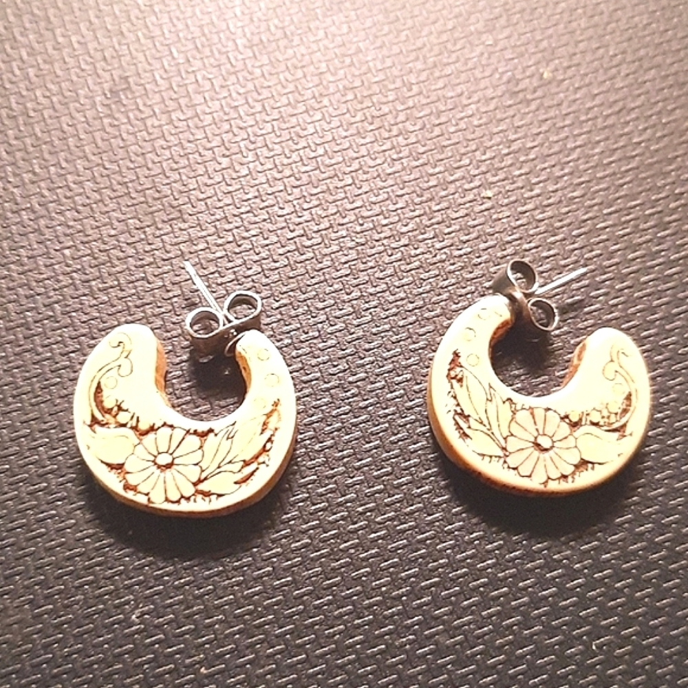 Vintage Cream with light pinky peach flower detail carved 1970's unique beautifu